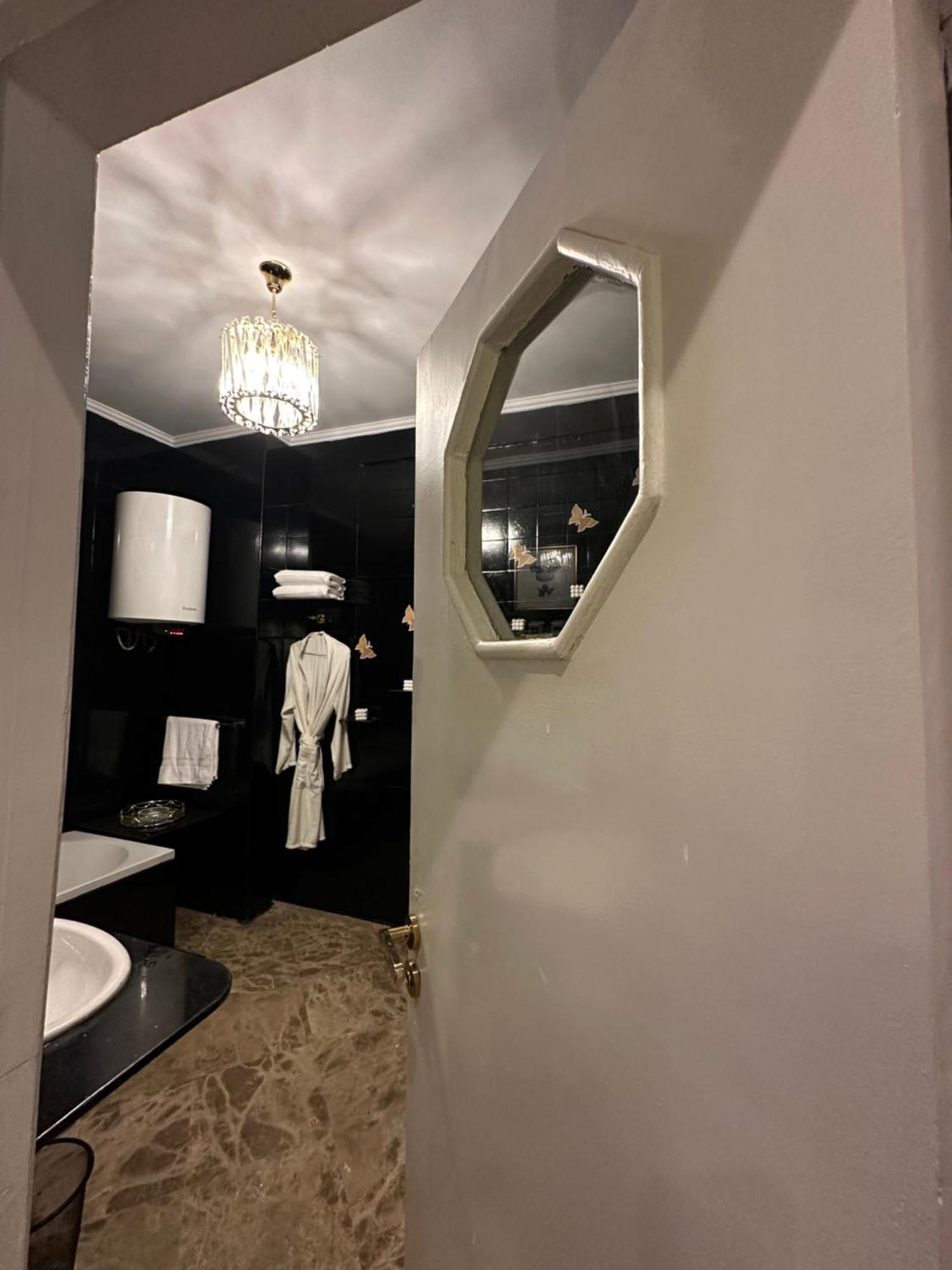 Modern 1-Bedroom Apartment In Zamalek Visits Allowed Le Caire Extérieur photo